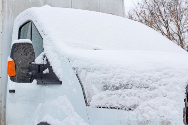 Cabina de camión cubierto de nieve