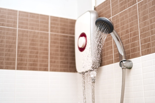 Foto cabina de ducha y calentador de agua en un baño.