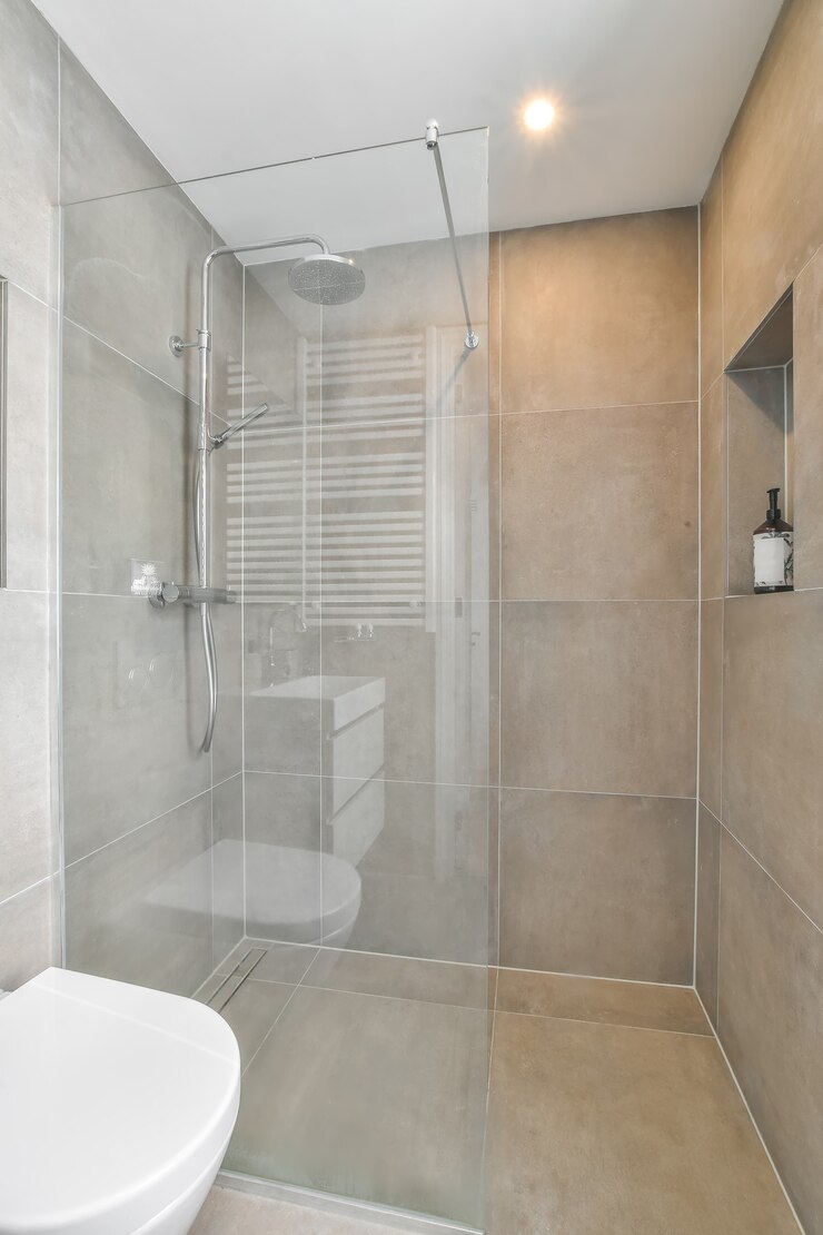 Cabina de ducha moderna en un baño luminoso