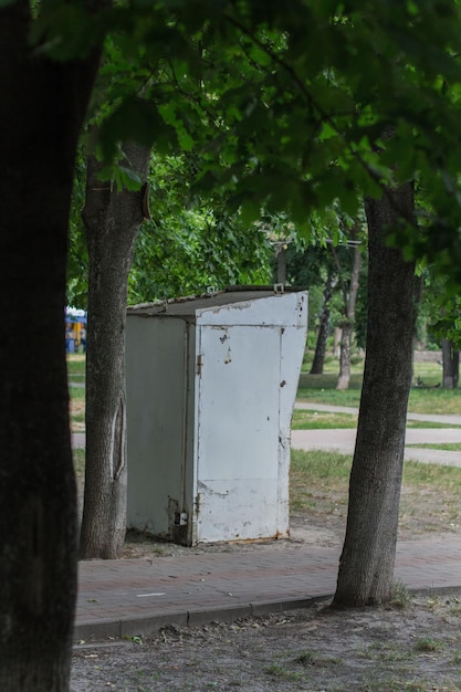 Cabina eléctrica vieja en el parque