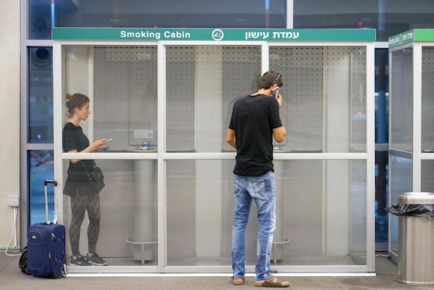 Cabina para fumadores en el aeropuerto