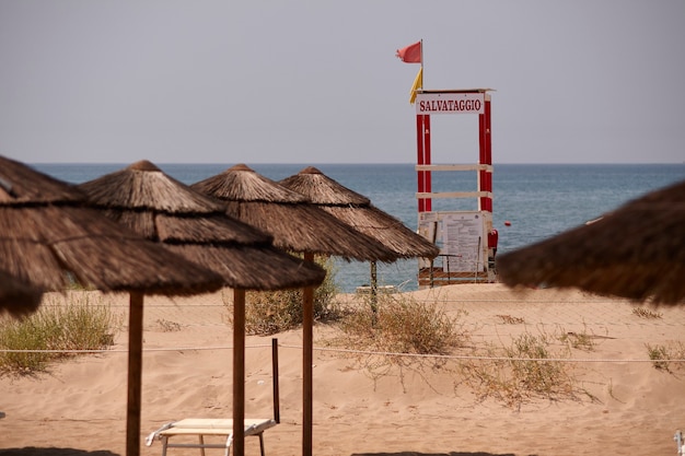 Cabina de salvavidas en una playa siciliana