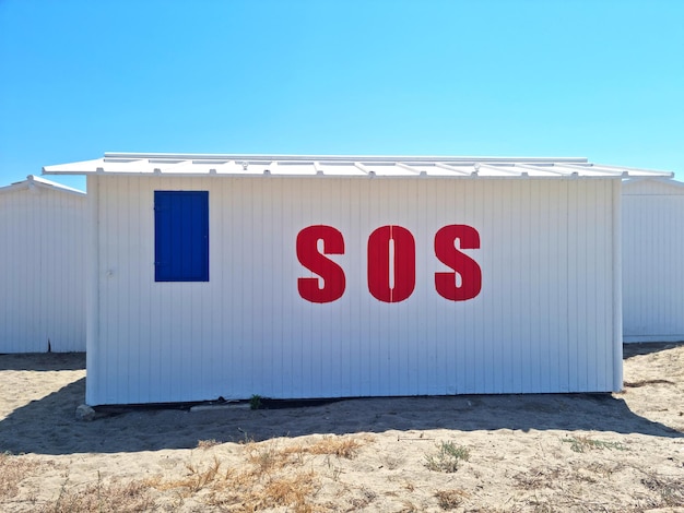 Cabina SOS en la playa