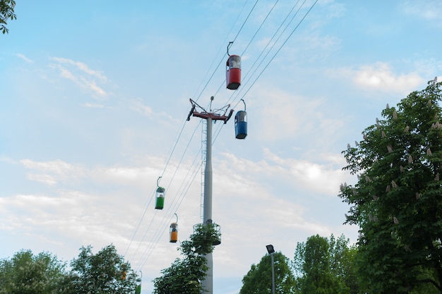 Cabina del teleférico contra el cielo azul.