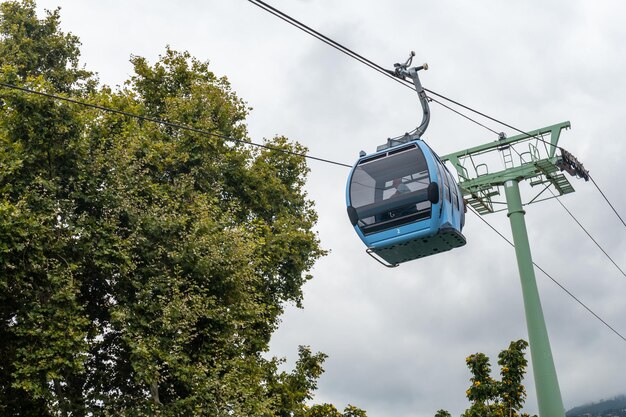 Cabina del teleférico de Funchal subiendo la montaña desde la playa un día nublado de verano Madeira