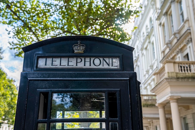 Cabina telefónica británica de estilo antiguo junto al edificio de la ciudad