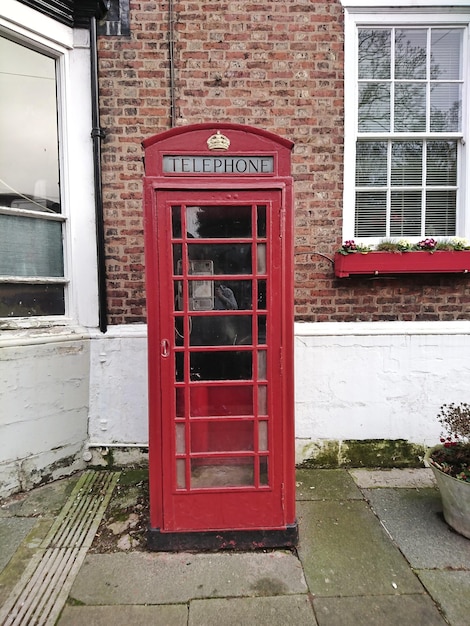 Cabina telefónica contra el edificio