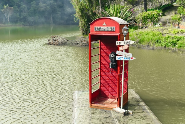 Cabina telefónica dentro del agua del lago Xuan Huong