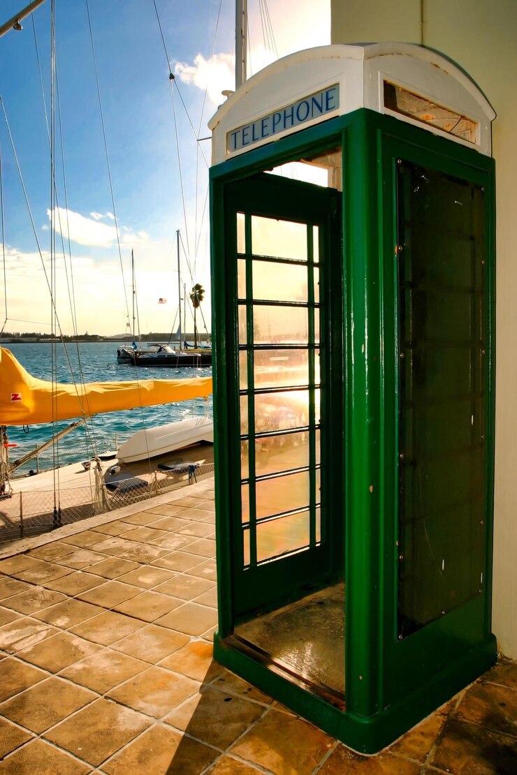 Foto cabina telefónica en el puerto contra el cielo