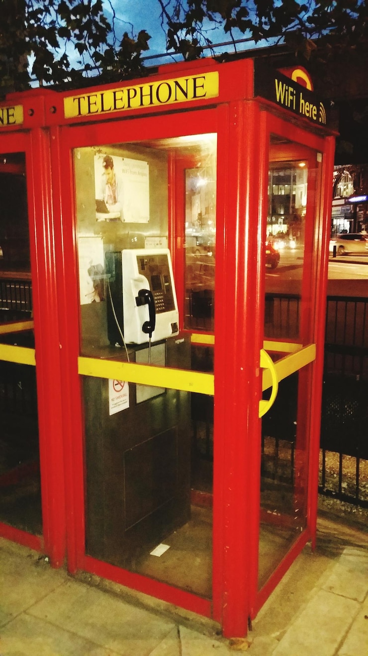 Foto cabina telefónica roja por la noche