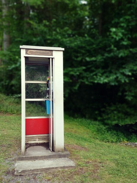 Foto cabina telefónica en una zona remota