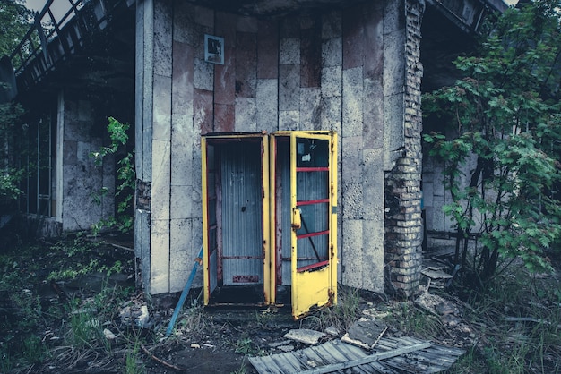 Cabina de teléfono radiactiva en el parque de atracciones en pripyat el desastre de chernobyl