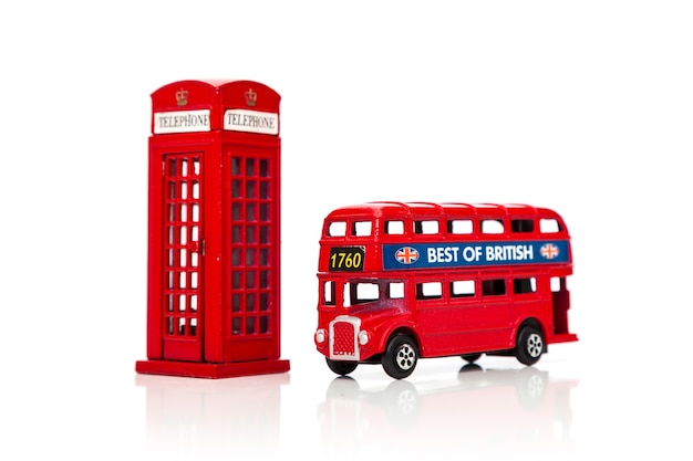 Cabina de teléfono roja autobuses de dos pisos recuerdos de Londres aislado sobre fondo blanco.
