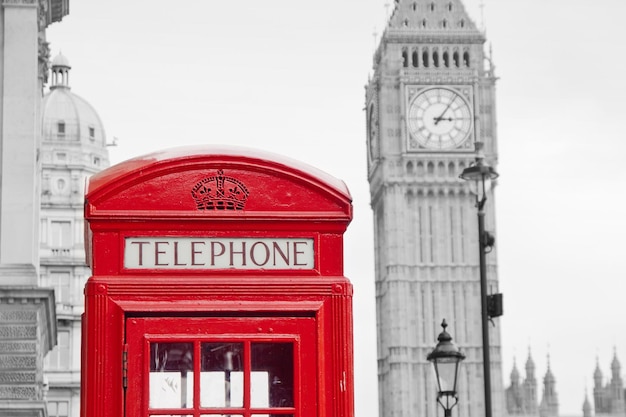 Cabina de teléfono roja y Big Ben en Londres