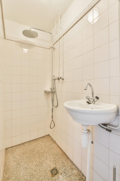 Cabine de duche com paredes de azulejos