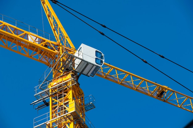 Cabine de guindaste de construção fechar contra o céu azul