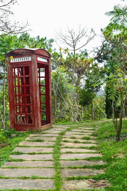 Cabine de telefone na estrada no Vietnã