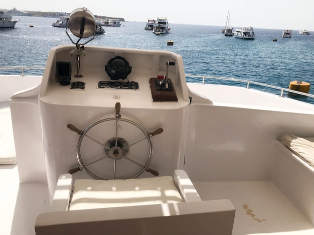 Cabine do capitão em um navio de cruzeiro com uma poltrona do painel do volante fuzileiro naval