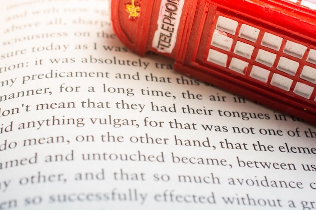 Cabine telefônica do símbolo britânico e inglês de Londres na página do livro