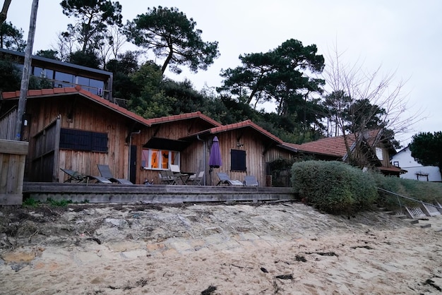 Cabines de madeira de pescador de inverno de praia em bassin arcachon frança