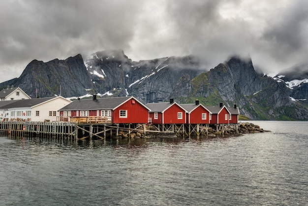 Cabines de pesca vermelha em hamnoy noruega