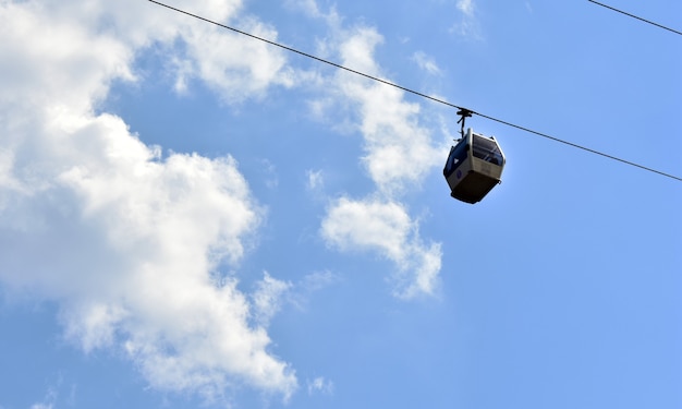 Cabines de teleférico em meio a nuvens