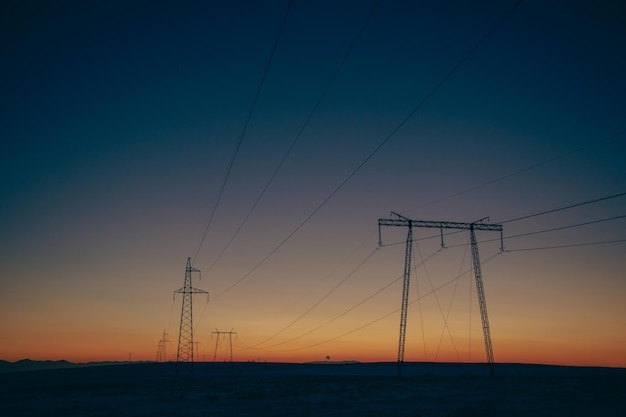 Cable de alimentación de alta tensión al atardecer