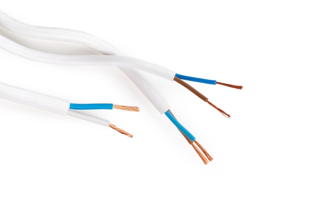 Cable apantallado eléctrico con muchos cables aislados en blanco