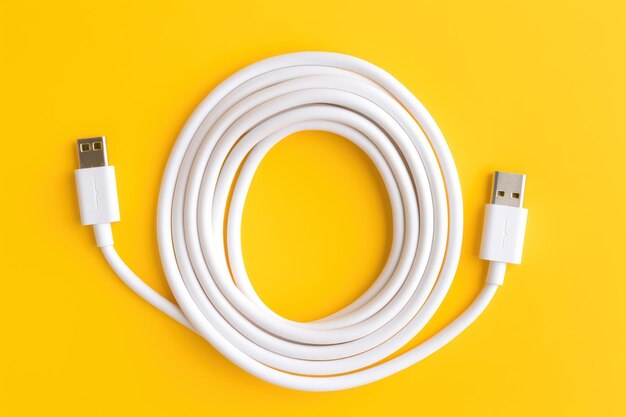 Foto cable apple lightning a usb c blanco enrollado sobre fondo amarillo