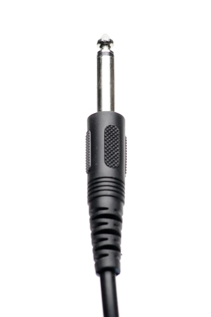 Cable de audio con conectores jack XLR y TRS para micrófonos y equipos de audio profesional sobre un fondo blanco aislado