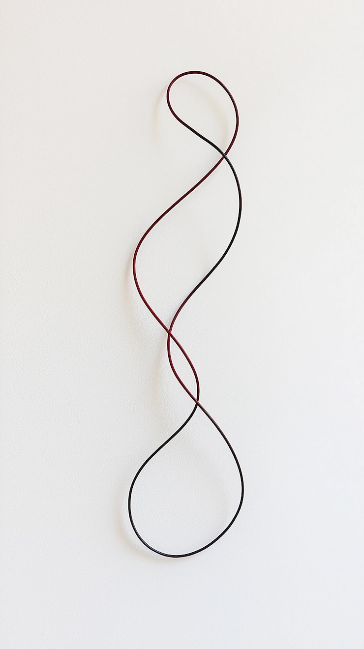 Foto un cable con un cable púrpura unido a él