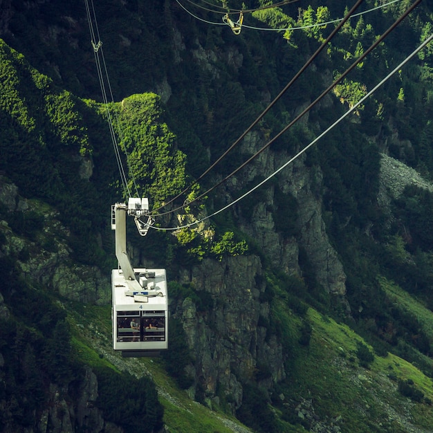 Foto cable car aéreo en el bosque