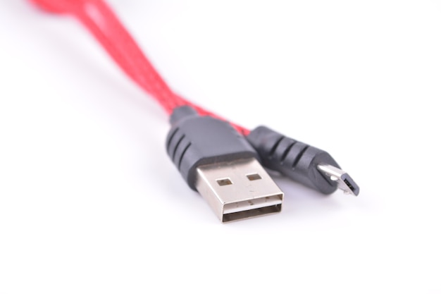 Cable de carga móvil usb ed aislado sobre fondo blanco.