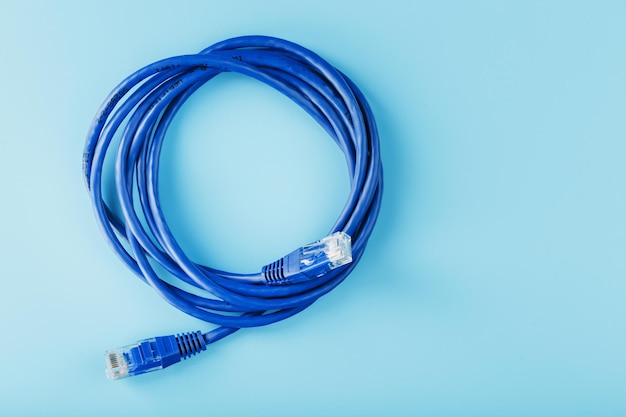 Cable de conexión de cable ethernet azul en un azul