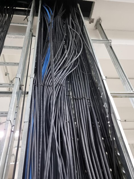 Foto el cable de control en la bandeja después del trabajo de tracción del cable.