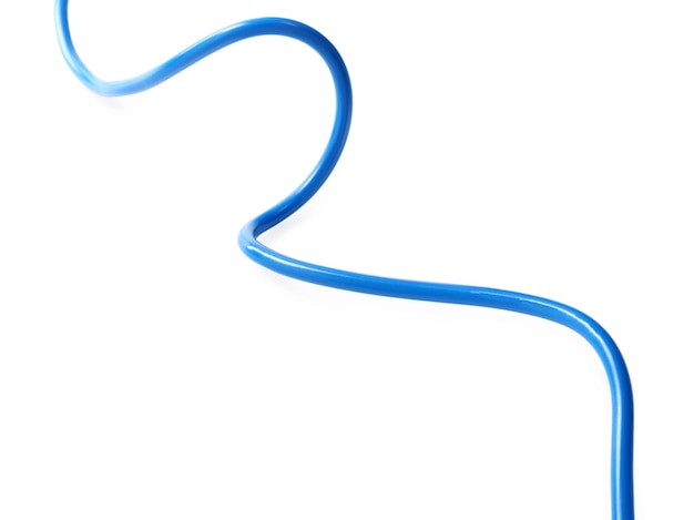 Un cable eléctrico azul aislado en blanco