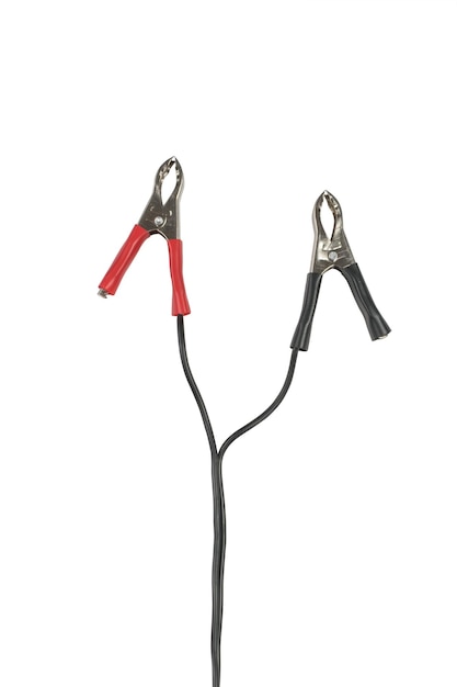 Cable eléctrico con pinzas negras y rojas para conexión a la batería
