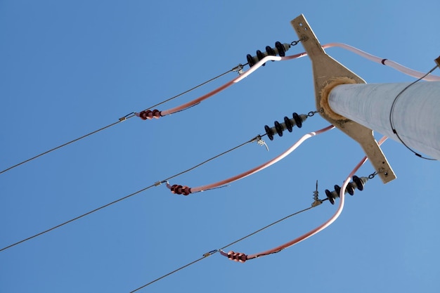Cable eléctrico en el poder del poste