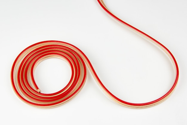 Cable eléctrico rojo y blanco envuelto en un rollo.