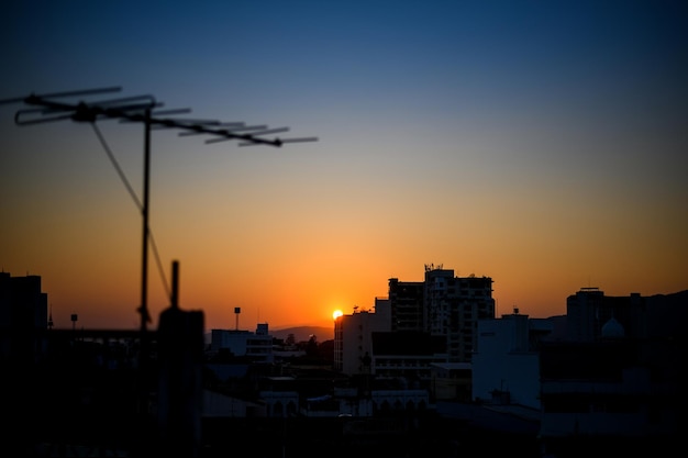 Foto cable eléctrico de silueta en poste de electricidad al amanecer del crepúsculo