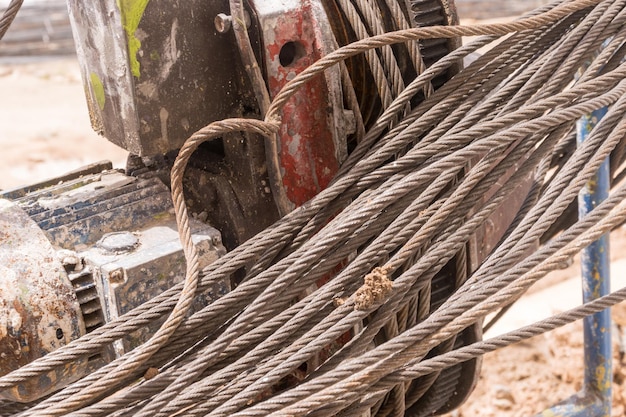 Un cable enrollado en metal