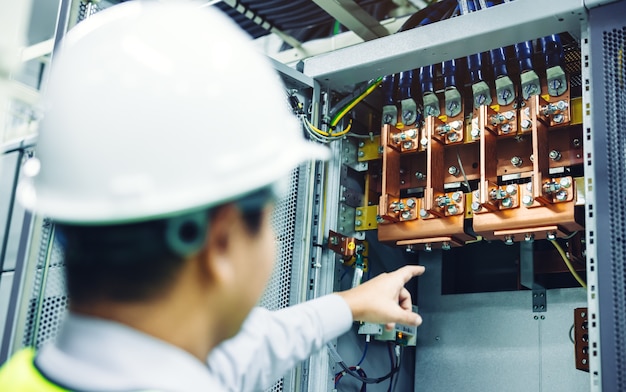 Foto el cable se ensambla o se conecta con una barra colectora de cobre en un gabinete de energía eléctrica para suministrar alta potencia eléctrica a la línea de producción o máquina en el proceso de fabricación industrial