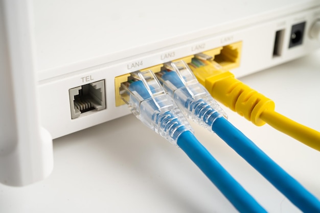cable Ethernet con router inalámbrico conectado a la red de Internet del proveedor de servicios de Internet
