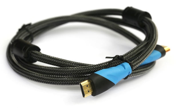 Cable HDMI sobre fondo blanco.