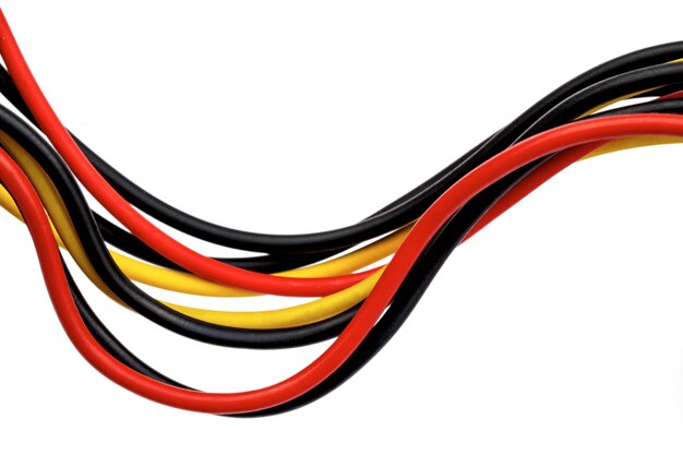 El cable de instalación eléctrica de la computadora aislado sobre un fondo blanco