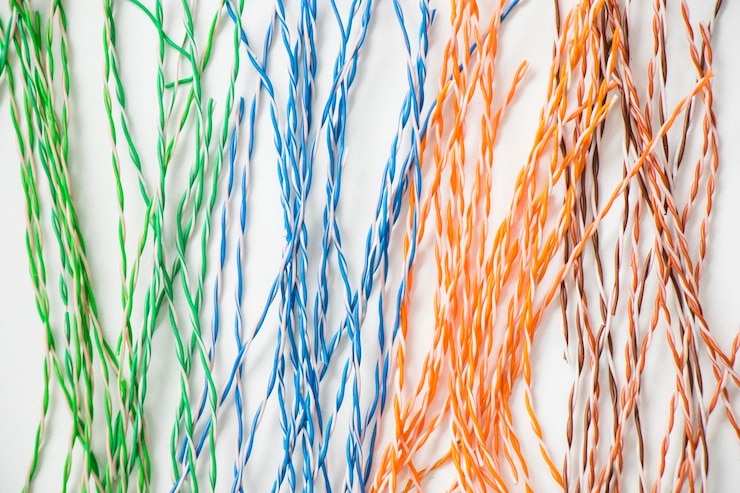 Foto cable de internet en la vista de ángulo alto de fondo blanco