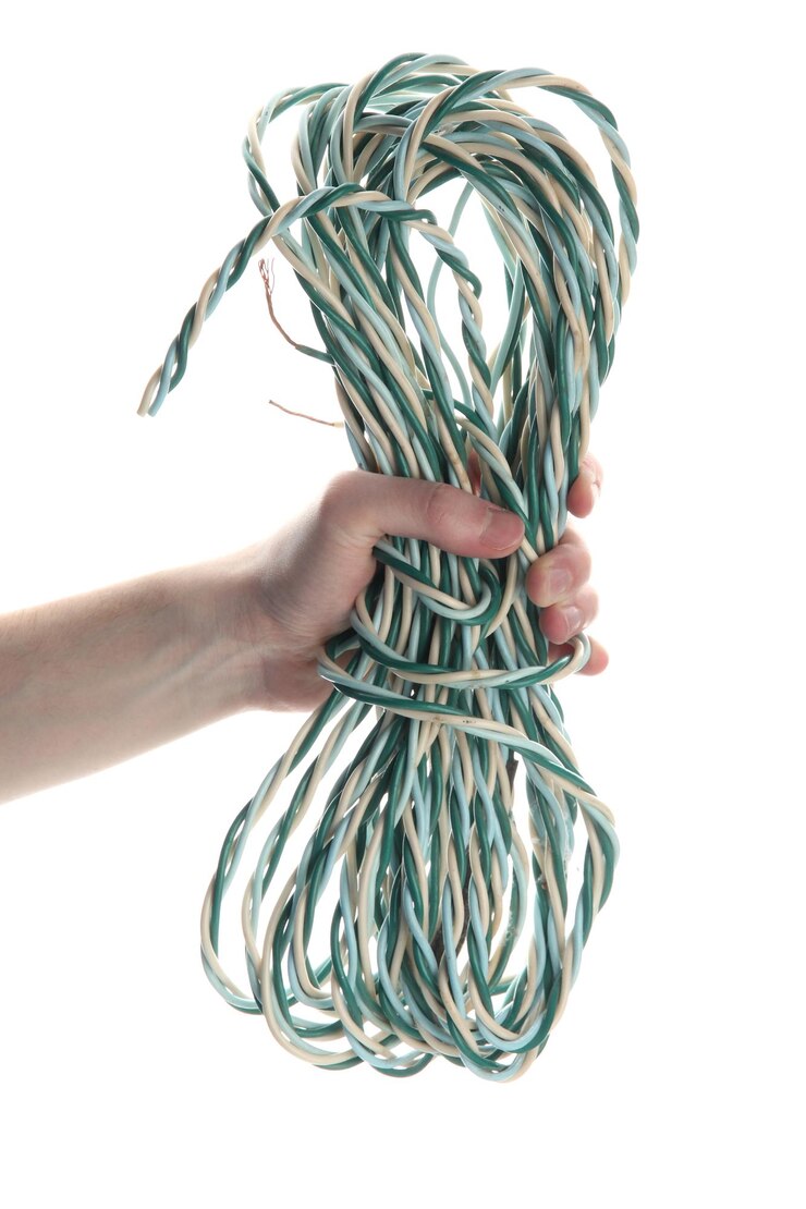 Foto cable en mano de hombre aislado en blanco