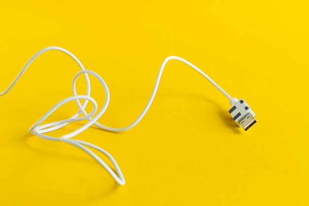 Cable micro USB blanco aislado en amarillo