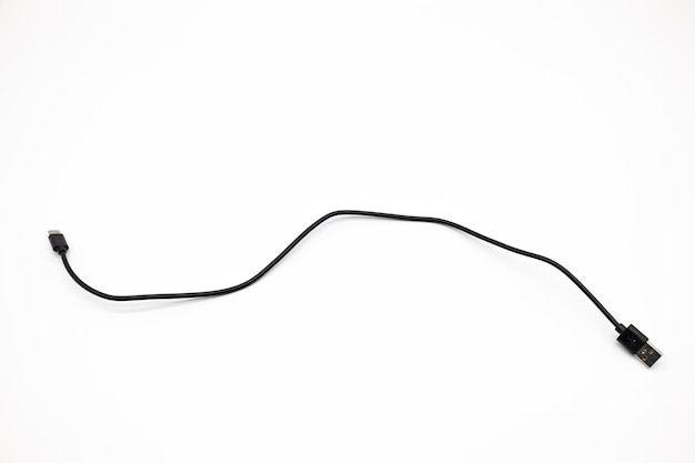 Foto cable micro usb negro aislado sobre fondo blanco.