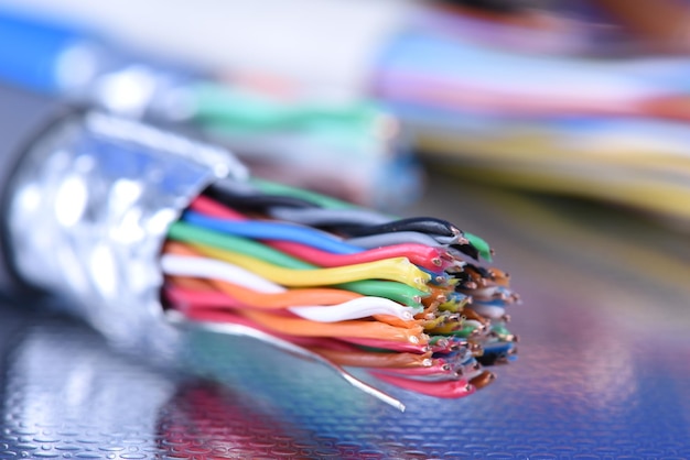 Cable multicolor de telecomunicaciones en primer plano